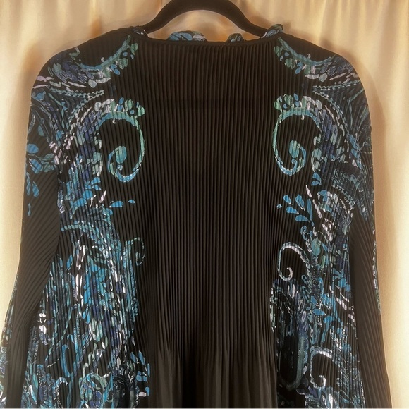 Quintessential Woman Modest blouse Size: 1X 
Women's Black and Blue Paisley Top - Picture 12 of 15